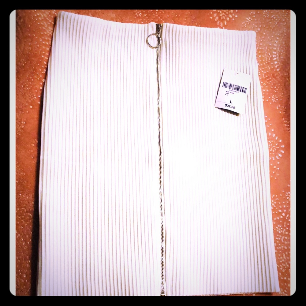 Forever 21 white skirt with silver front zipper